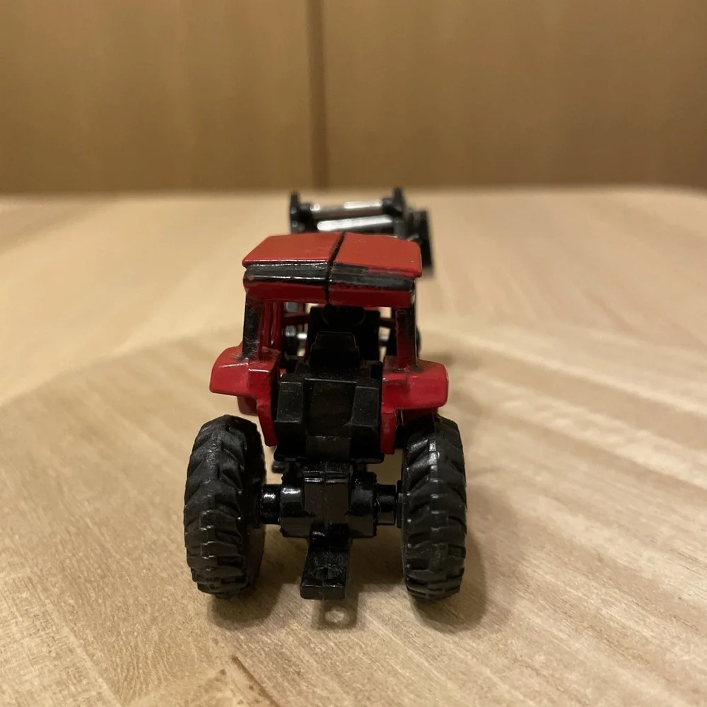 ERTL Case IH 7130 Magnum Tractor 1/64 Diecast Red Farm Toy Front Loader Cab